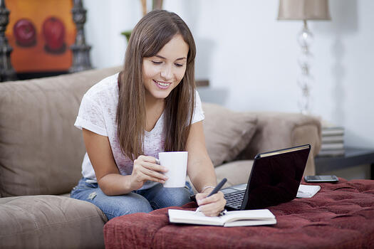 Work from home. Удаленная работа. Человек за компьютером в домашней обстановке. Не выходя из дома. Девушка с ноутбуком в домашней обстановке.